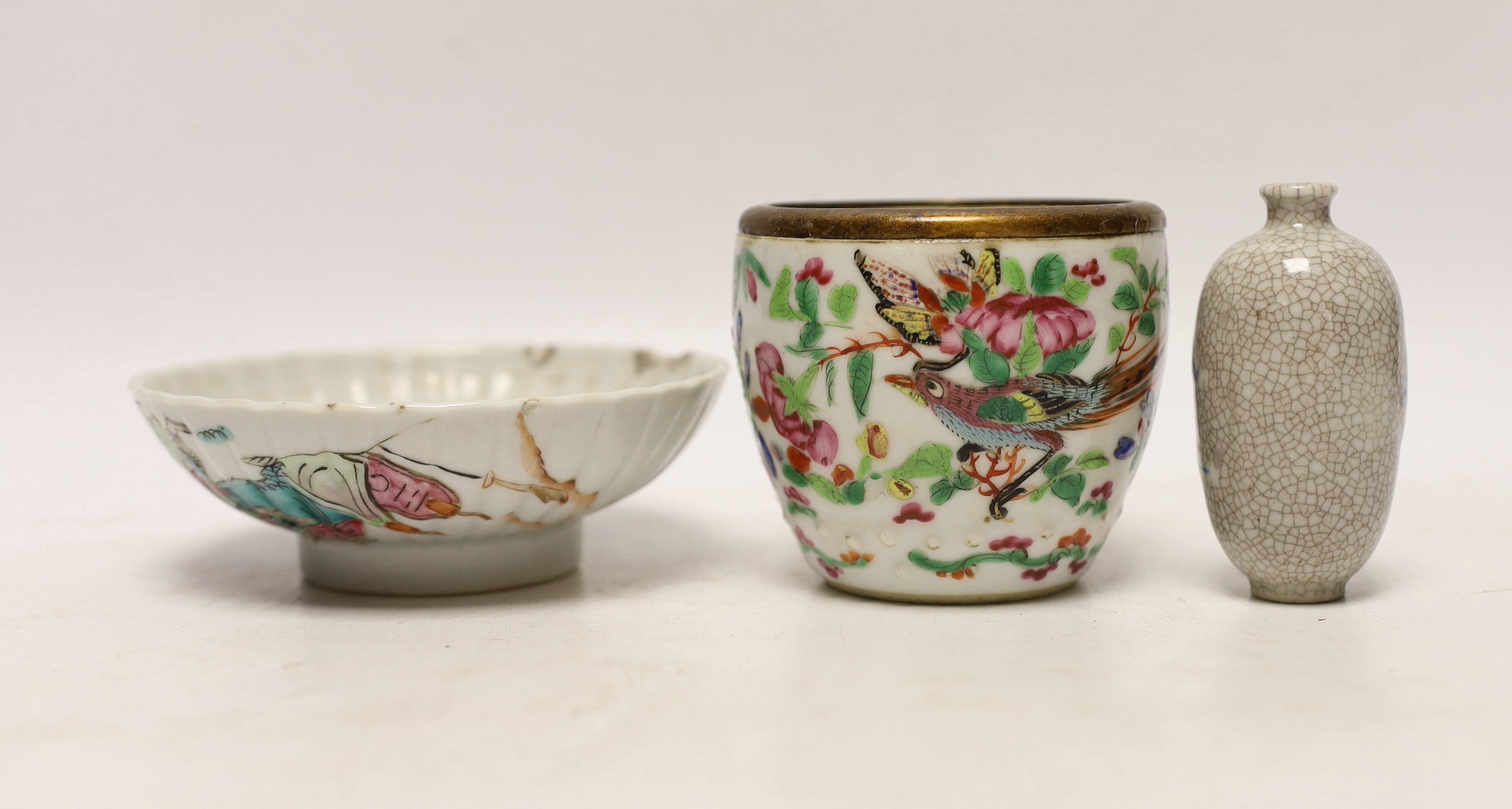 A 19th century Chinese famille rose pot, crackle glaze snuff bottle and a pedestal dish, 11.5cm